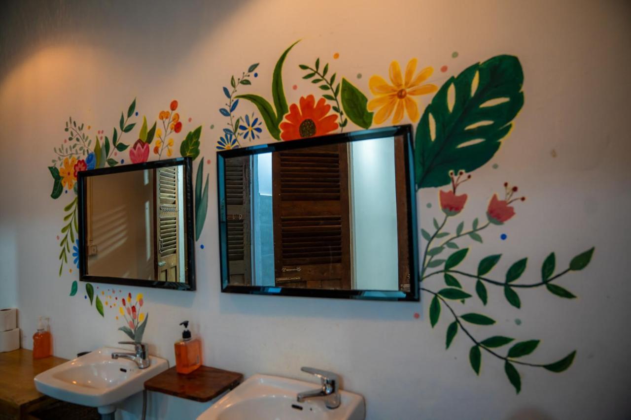 Sacred Lotus - Vegan Cafe X Hostel Phnom Penh Eksteriør bilde