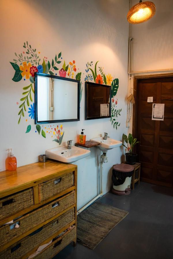 Sacred Lotus - Vegan Cafe X Hostel Phnom Penh Eksteriør bilde