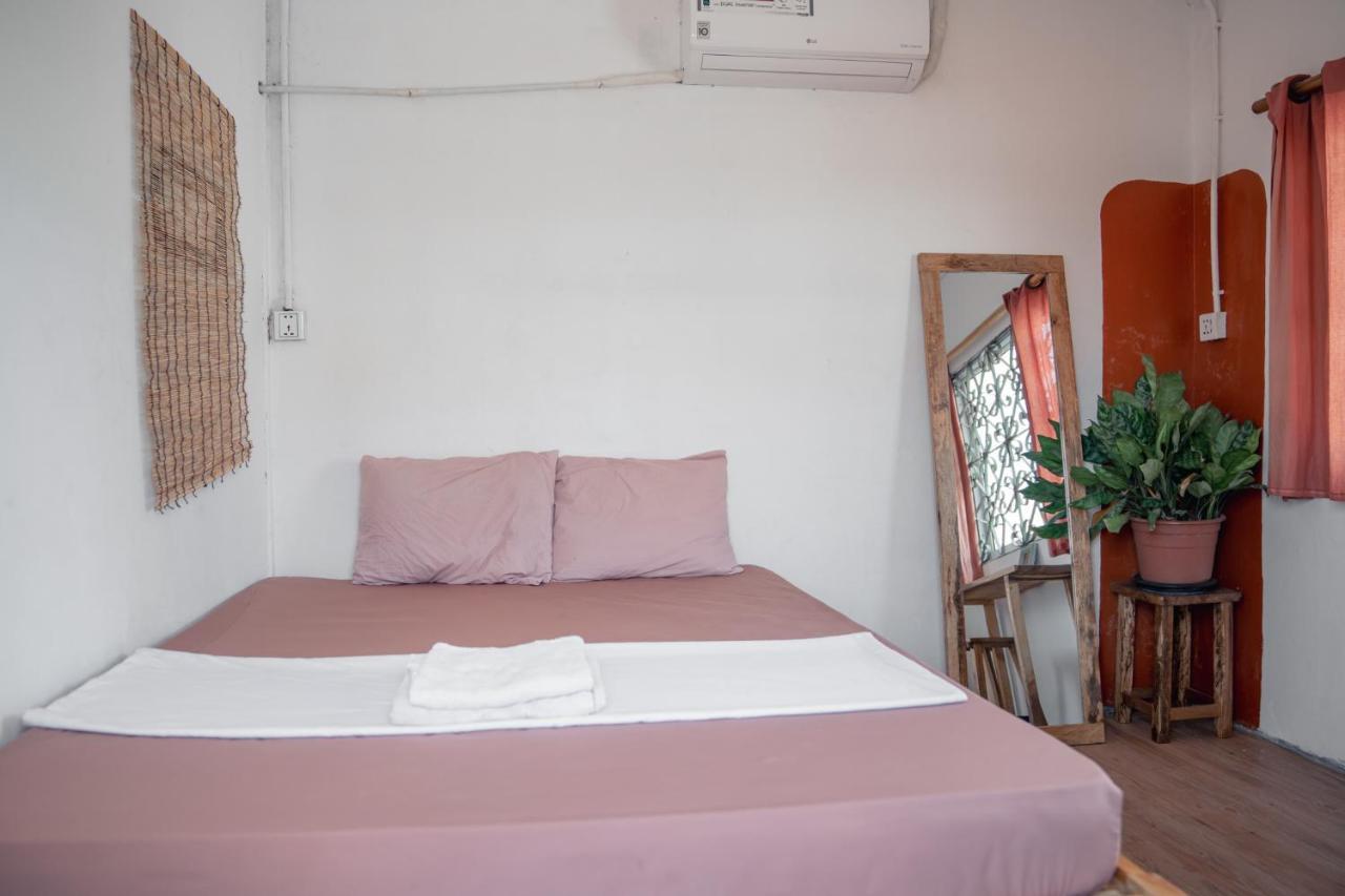 Sacred Lotus - Vegan Cafe X Hostel Phnom Penh Eksteriør bilde