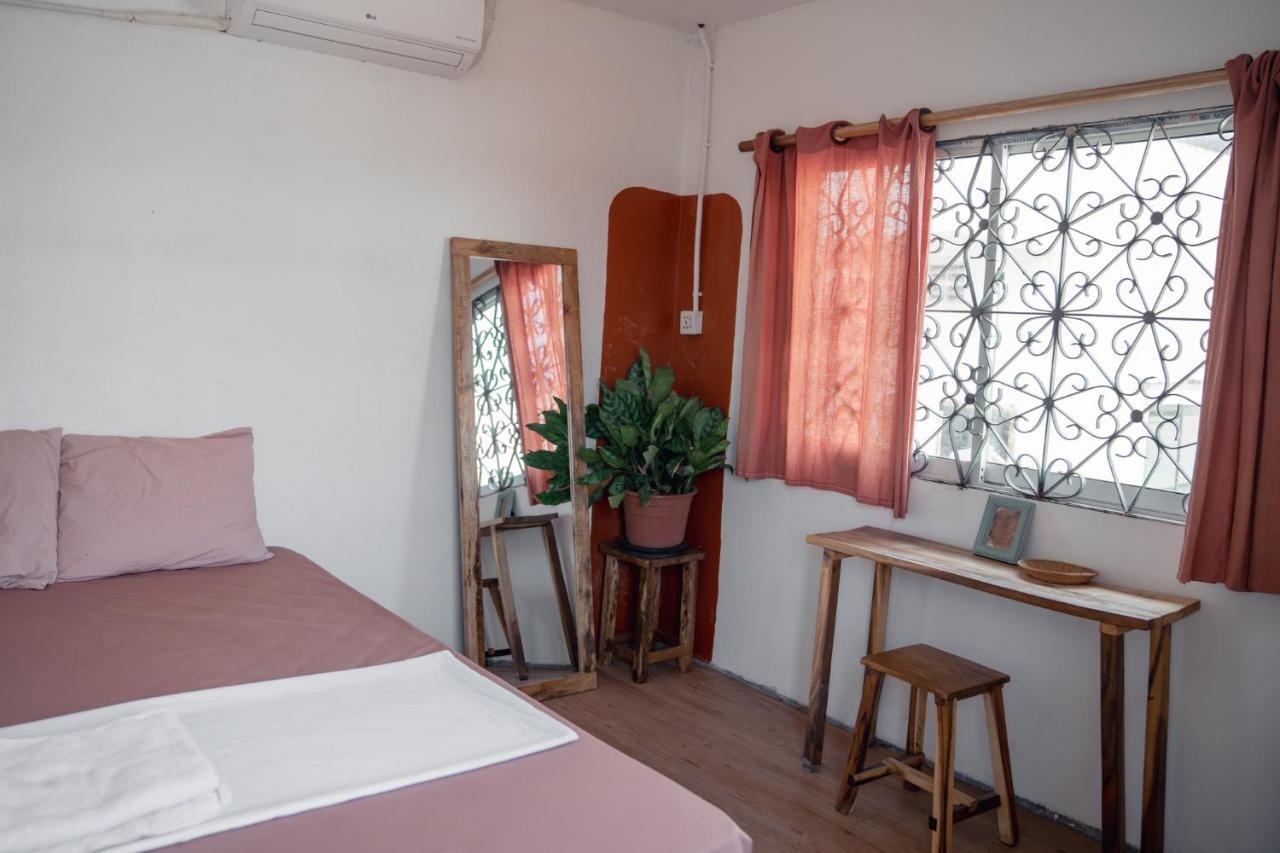 Sacred Lotus - Vegan Cafe X Hostel Phnom Penh Eksteriør bilde