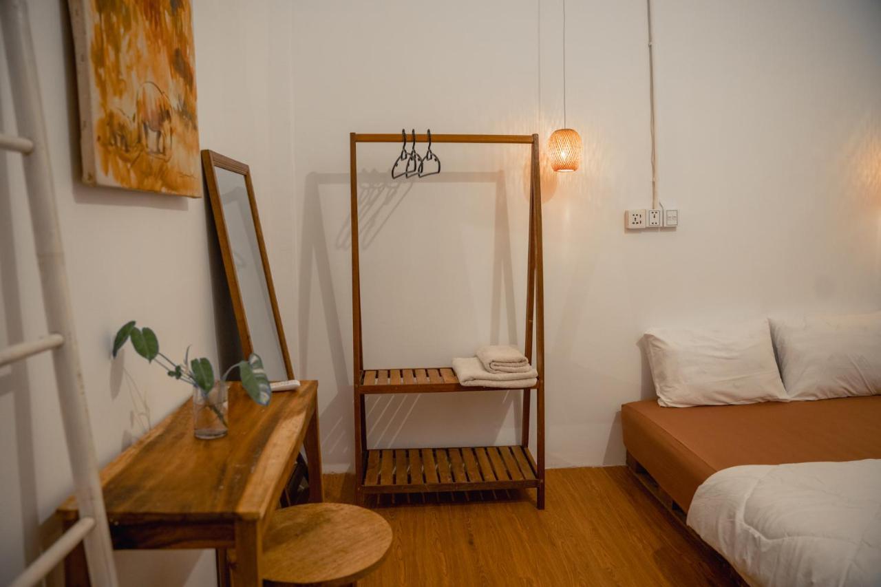 Sacred Lotus - Vegan Cafe X Hostel Phnom Penh Eksteriør bilde