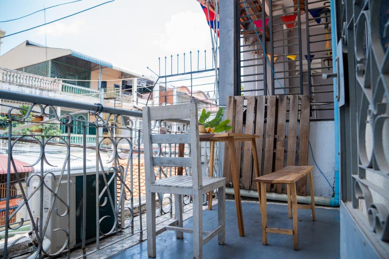 Sacred Lotus - Vegan Cafe X Hostel Phnom Penh Eksteriør bilde