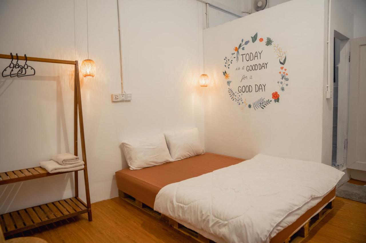 Sacred Lotus - Vegan Cafe X Hostel Phnom Penh Eksteriør bilde