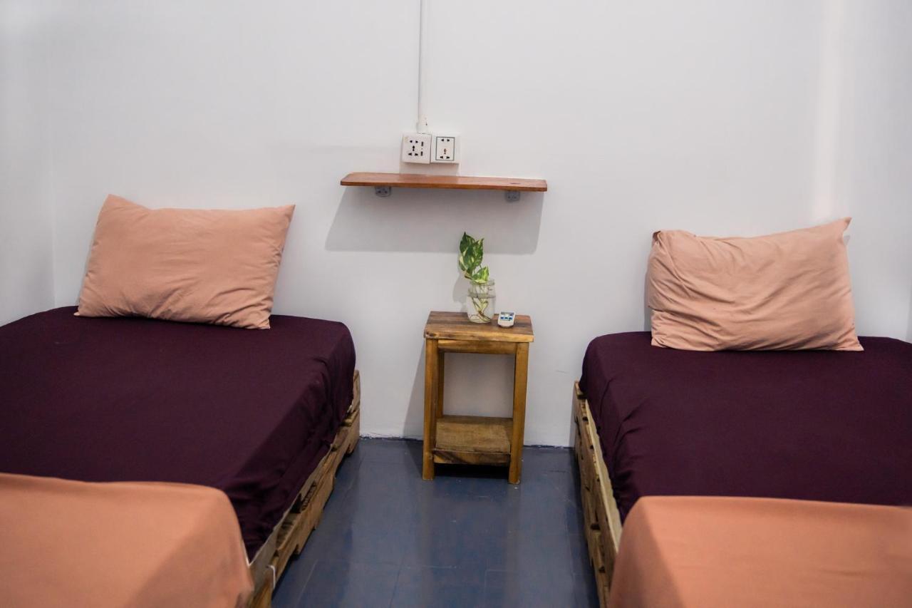 Sacred Lotus - Vegan Cafe X Hostel Phnom Penh Eksteriør bilde
