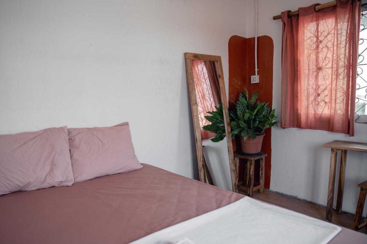 Sacred Lotus - Vegan Cafe X Hostel Phnom Penh Eksteriør bilde