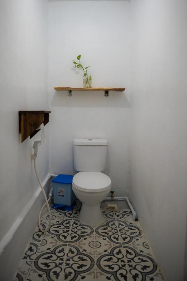 Sacred Lotus - Vegan Cafe X Hostel Phnom Penh Eksteriør bilde