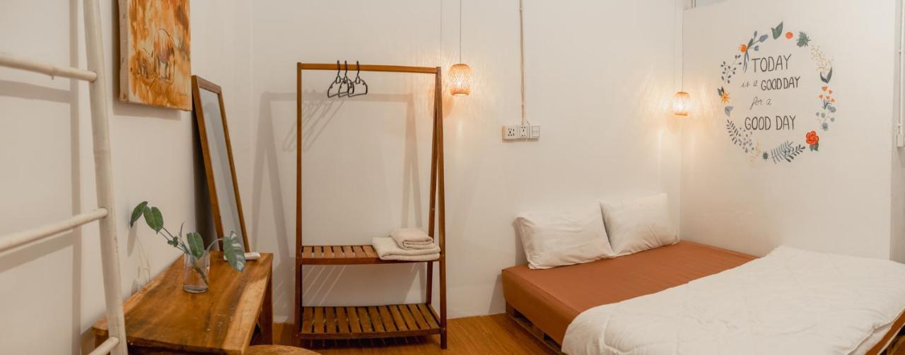 Sacred Lotus - Vegan Cafe X Hostel Phnom Penh Eksteriør bilde