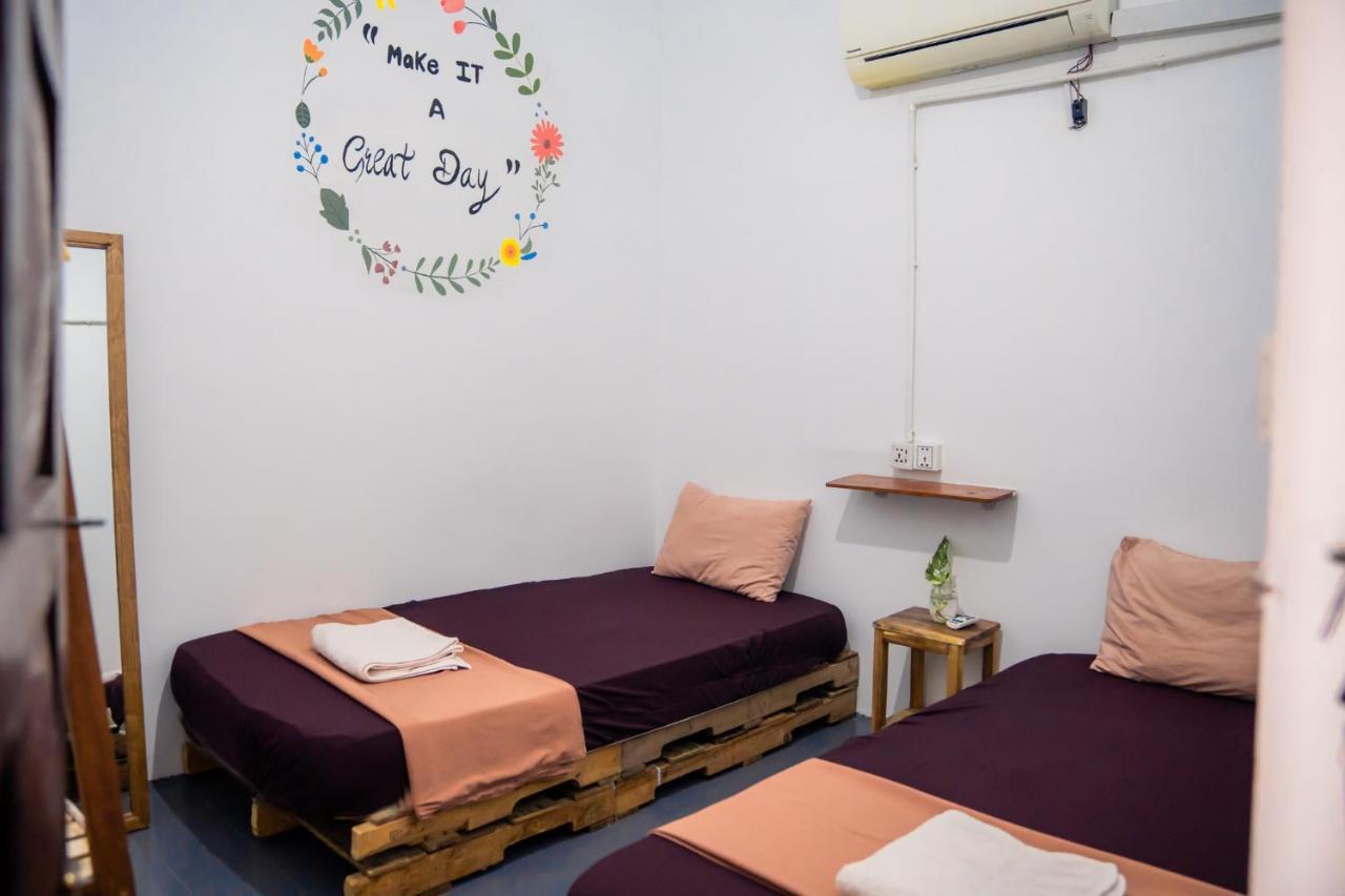 Sacred Lotus - Vegan Cafe X Hostel Phnom Penh Eksteriør bilde
