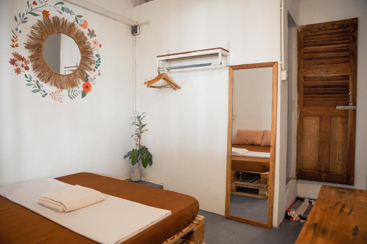 Sacred Lotus - Vegan Cafe X Hostel Phnom Penh Eksteriør bilde