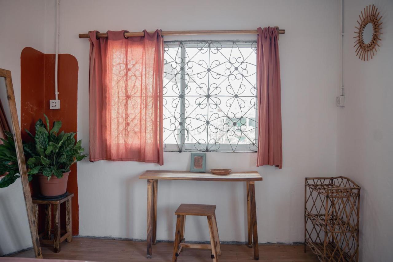 Sacred Lotus - Vegan Cafe X Hostel Phnom Penh Eksteriør bilde