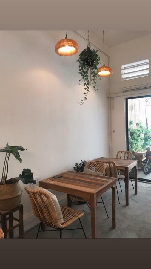 Sacred Lotus - Vegan Cafe X Hostel Phnom Penh Eksteriør bilde