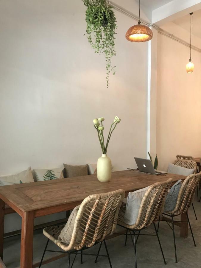 Sacred Lotus - Vegan Cafe X Hostel Phnom Penh Eksteriør bilde