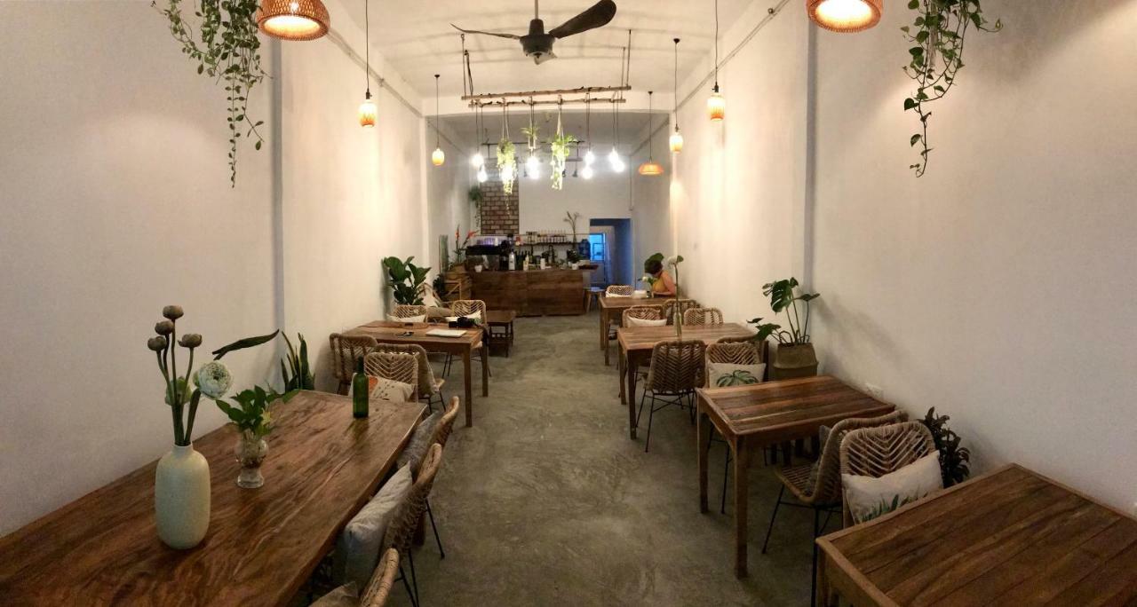 Sacred Lotus - Vegan Cafe X Hostel Phnom Penh Eksteriør bilde