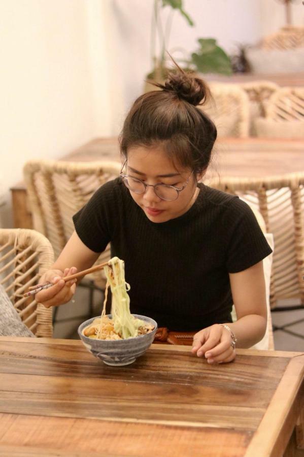 Sacred Lotus - Vegan Cafe X Hostel Phnom Penh Eksteriør bilde